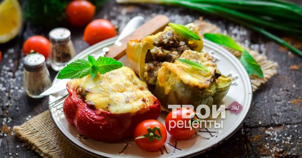 Перец, фаршированный начинкой из куриного мяса и гречки